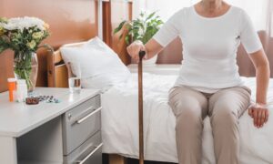 Eenvoudig in en uit bed stappen met een zorgbed voor senioren